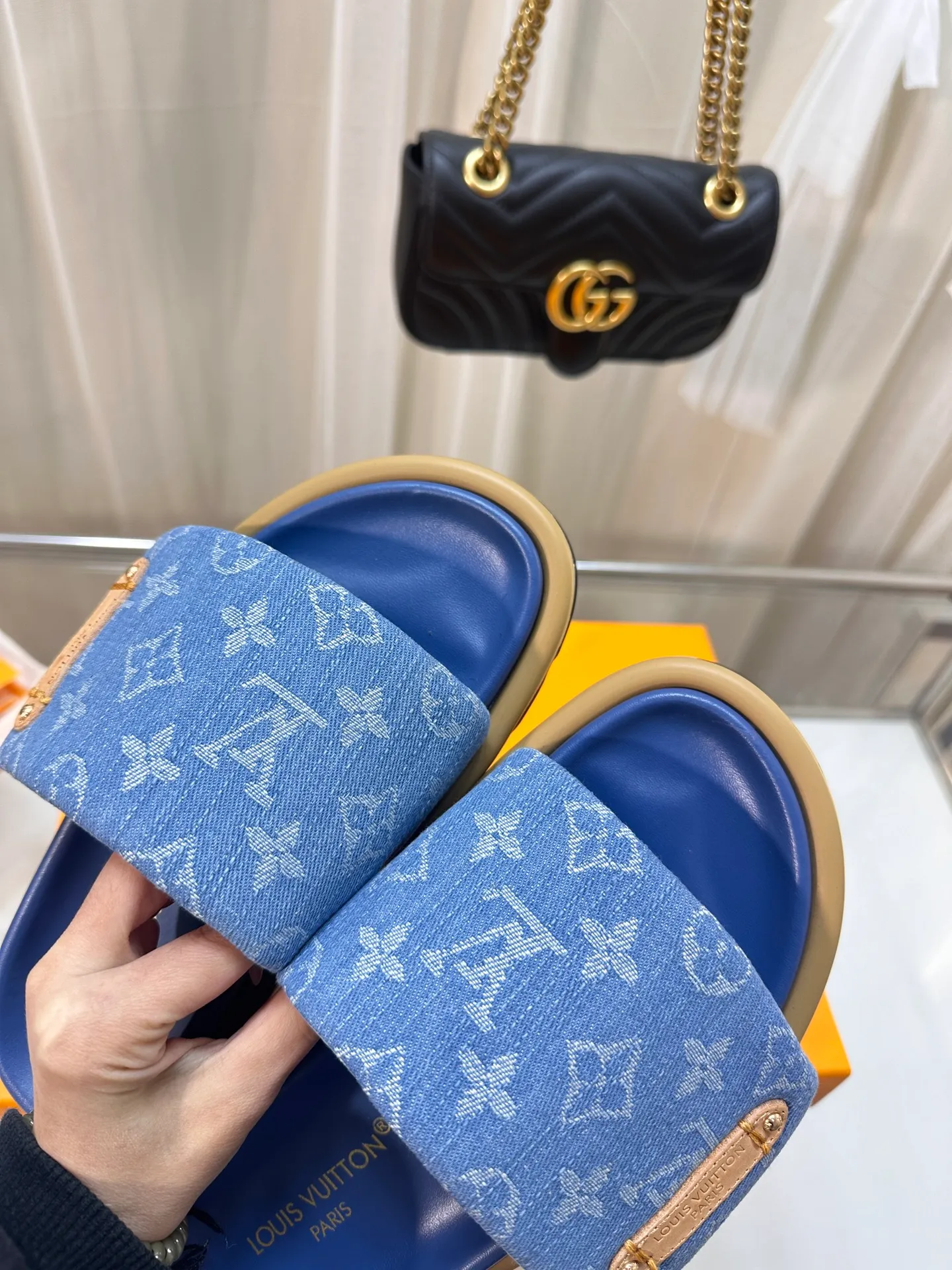P360👟👟 LV couple’s counter features the latest hard goods of denim slippers🆕 ❥Purchase level! Full of high-end feel! A popular model among bloggers at home and abroad, it’s retro and fashionable and looks amazing on your feet! The official website’s main recommendation ▪️Upper: high-customized denim printed fabric ▪️Inner lining: imported goatskin lining ▪️Outsole: original molded non-slip and wear-resistant foam sole ▪️Size: Female 35-41 Male 41-45